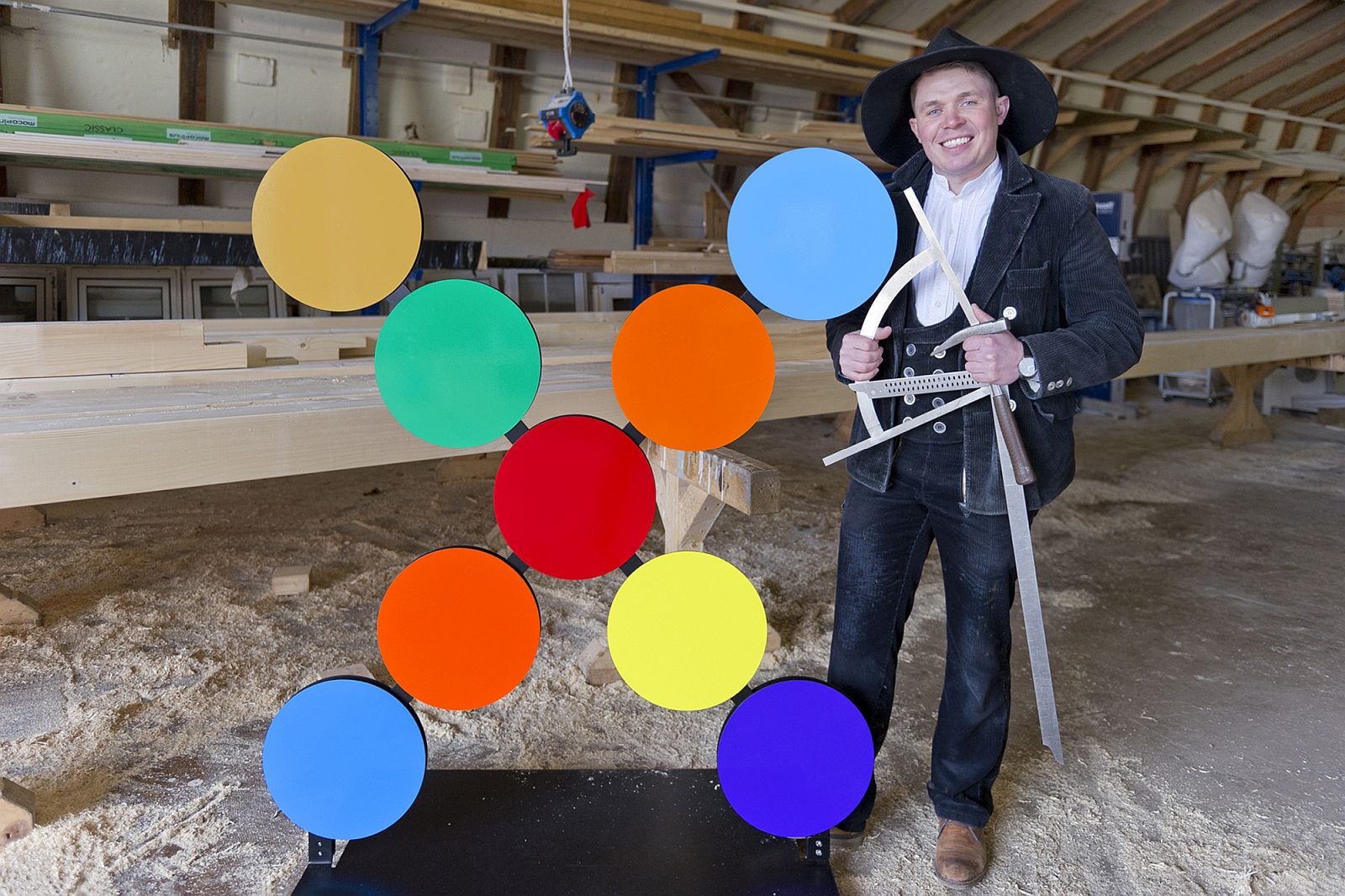 Stolzer Botschafter der Region plus X: Alex Rempel, Zimmerermeister und Chef der Firma Holzbau Rempel, präsentiert sich in der typischen Zimmerer-Kluft und mit traditionellem Werkzeug seines begehrten Berufsstandes.