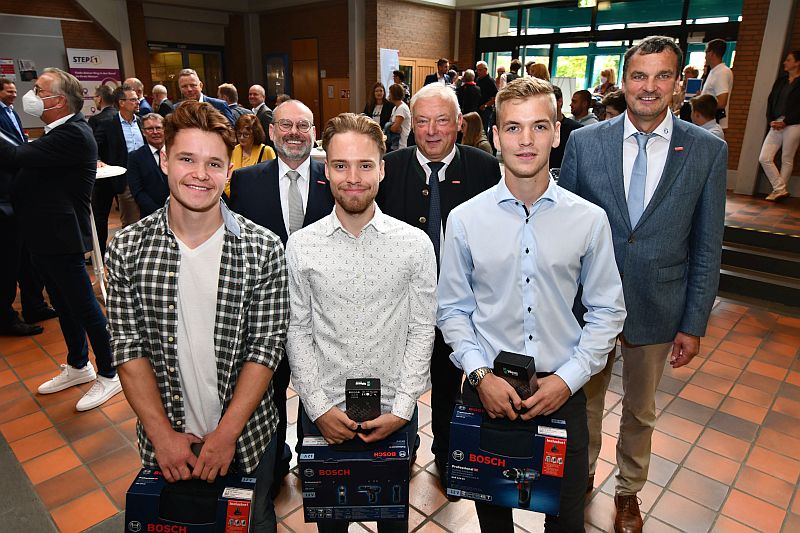 Die von der Stiftung Handwerk ausgezeichneten Absolventen: (vorn, von links) Moritz Meyer, Kevin Plöger, Noah Wagemann mit (hinten) KH-Hauptgeschäftsführer Gerald Studzinsky, Kreishandwerksmeister Martin Knorrenschild und Obermeister Felix Dreier.
