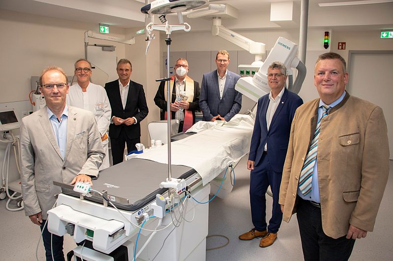 Das St. Josef Hospital in Bad Driburg wurde für mehr als sechs Millionen Euro umgebaut und verfügt jetzt unter anderem über einen modernen Linkskatheter-Messplatz mit kardiologischer Funktionsdiagnostik (von links): Dr. Detlef Michael Ringbeck (Chefarzt Klinik für Kardiologie, Intensivmedizin und Allgemeine Innere Medizin), Dr. Marcus Rübsam (Chefarzt Klinik für Gastroenterologie), Bad Driburgs Bürgermeister Burkhard Deppe, Krankenhausseelsorger Ansgar Wiemers, Marcel Giefers (Vorsitzender Verwaltungsrat), MdB Christian Haase und KHWE-Geschäftsführer Christian Jostes.