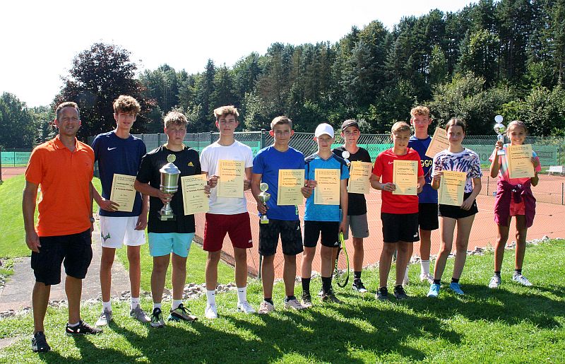 Tenniskreismeisterschaften Sieger: Turnierleiter Stefan Dürrfeld (links) überreichte nach spannenden Spielen die Urkunden und Pokale an die jeweiligen Mannschaftsführer (von links): Jonas Kortekaas (Gymnasium Brede), Julian Dürrfeld (Gymnasium St. Xaver), Dominic Reeh (Gymnasium Marianum), Hannes Stolte (Gymnasium Marianum), Henning Thielemeyer (Gymnasium Brede), Magnus Lesch (Städtisches Gymnasium Steinheim), Phillip Knoke (Städtisches Gymnasium Steinheim), Janne Krekeler (Gymnasium Brede), Lisa Münster (Städtisches Gymnasium Steinheim), Julia Kortekaas (Gymnasium Brede).