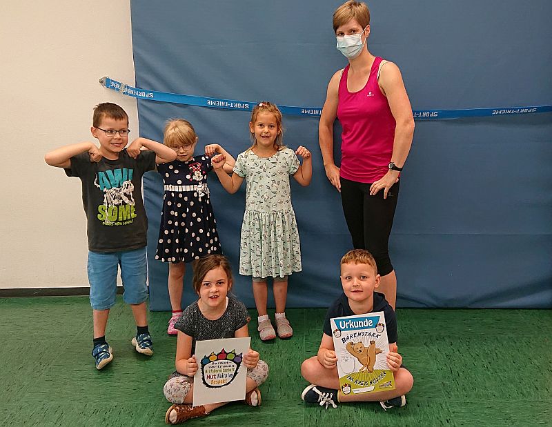 Mit großer Begeisterung machen die Kinder an dem Programm „Bärenstark im Kreis Höxter“ mit, wie hier einige Jungen und Mädchen des Evangelischen Familienzentrum Jesus und Zacharäus Bad Driburg mit der Kursleiterin Petra Koch.