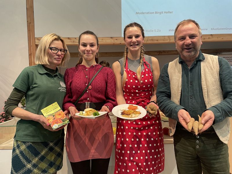 Dahlien-Kochen mit Familie Panzer vom traditionsreichen Dahlienbetrieb Paul Panzer: Anne-Sophie Panzer (2.v.r.) wird auch in der Outdoorküche der Landesgartenschau live Gerichte mit den Dahlienknollen zubereiten.