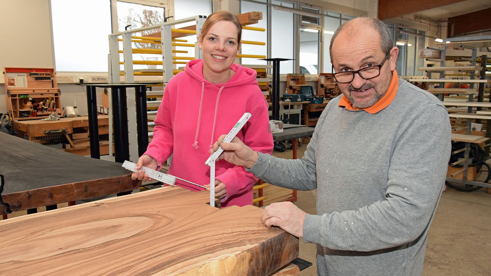 Kennen sich gut mit Holz aus: Die Tischlerei Valentin verfügt über eine Vielzahl an langjährigen und treuen Mitarbeitern, so wie Tischlergeselle Andreas Kratz im Gespräch mit Chefin Lisa Valentin-Kalisch